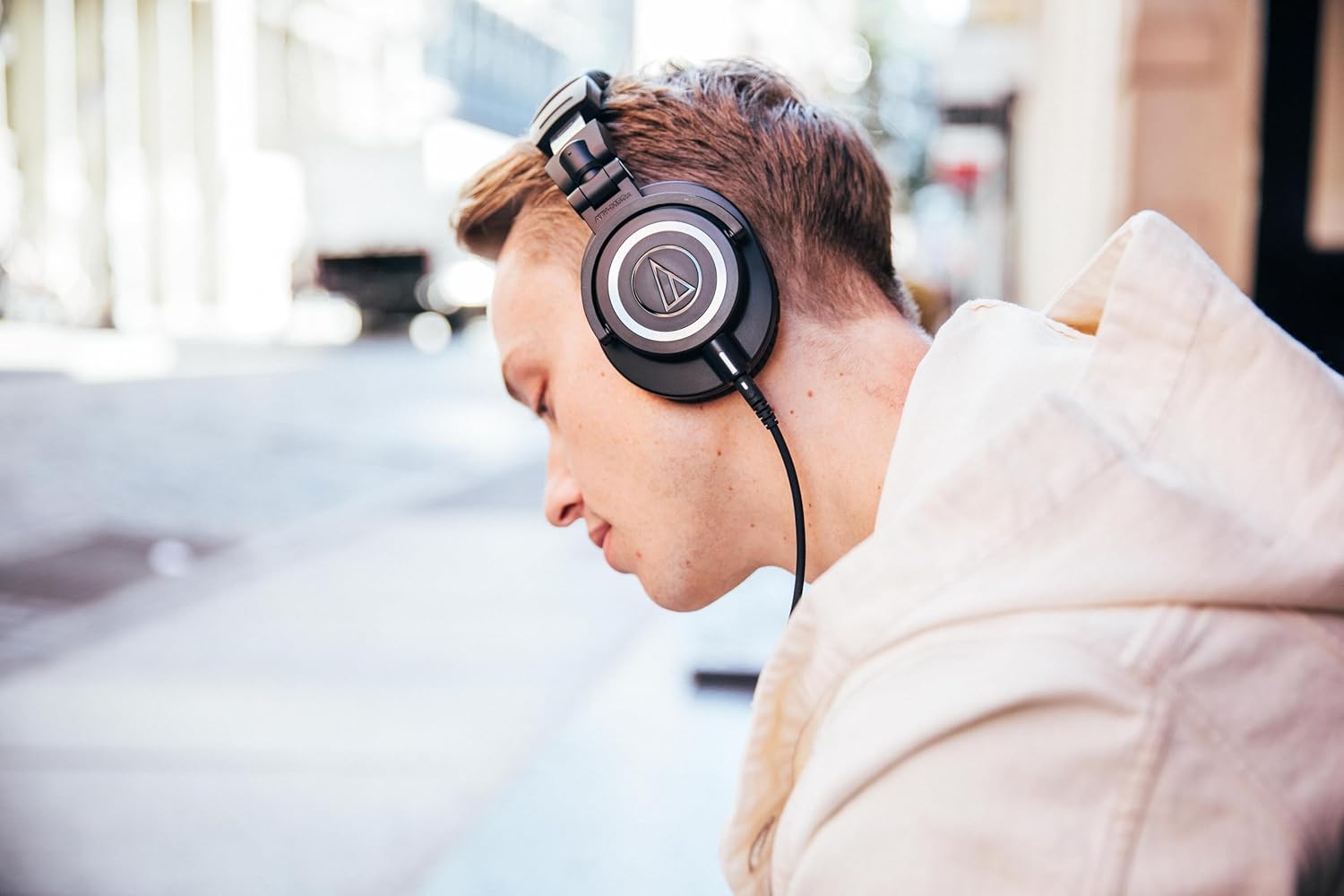 71UatMPP+gL._AC_SL1500_ Audio-Technica ATH-M50x Professional Studio Monitor Headphones, Black - Image 3