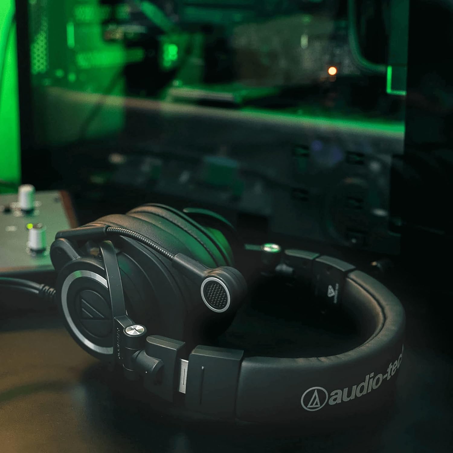 71znSPfrULL._AC_SL1500_ Audio-Technica ATH-M50xSTS-USB StreamSet Streaming Headset - Image 6