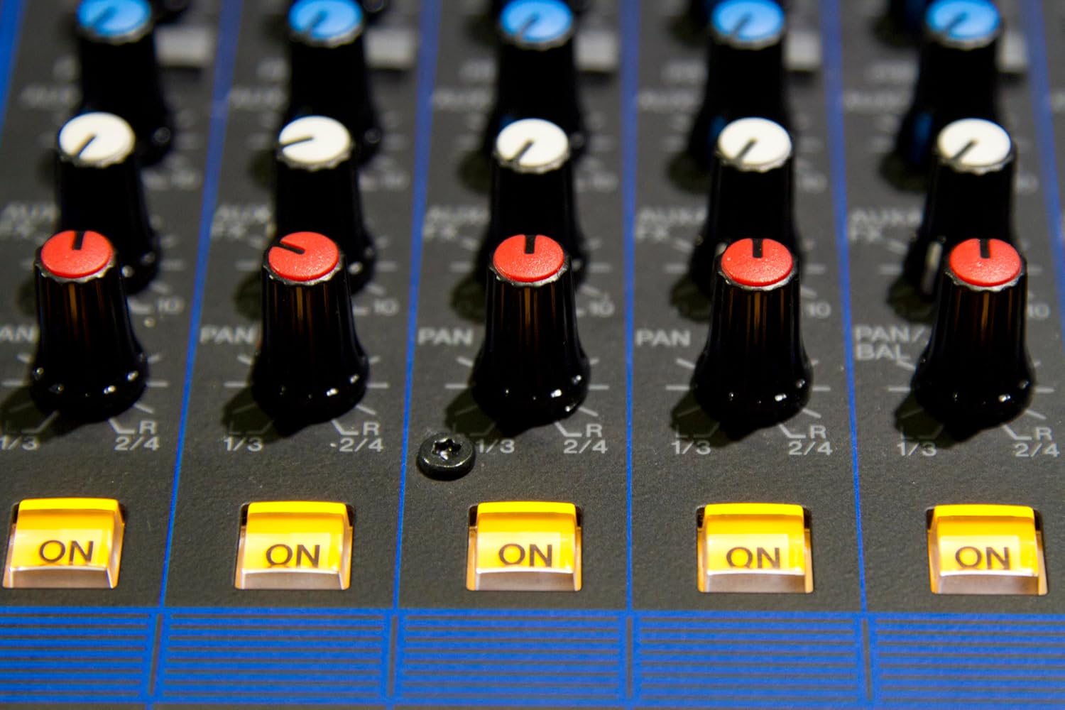 81IZKZyjuXL._AC_SL1500_ Yamaha MG12XU 12-Input 4-Bus Mixer with Effects - Image 3