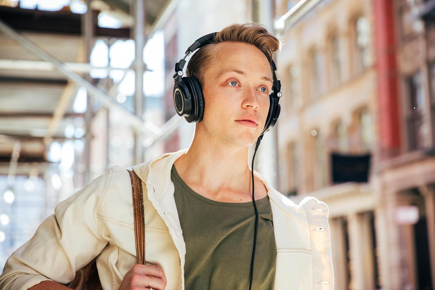 81PBUflwNnL._AC_SL1500_ Audio-Technica ATH-M50x Professional Studio Monitor Headphones, Black - Image 8