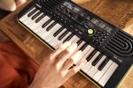 Casio SA-46 32 Mini Keys Musical Keyboard with Piano tones, Black/Green - Image 4